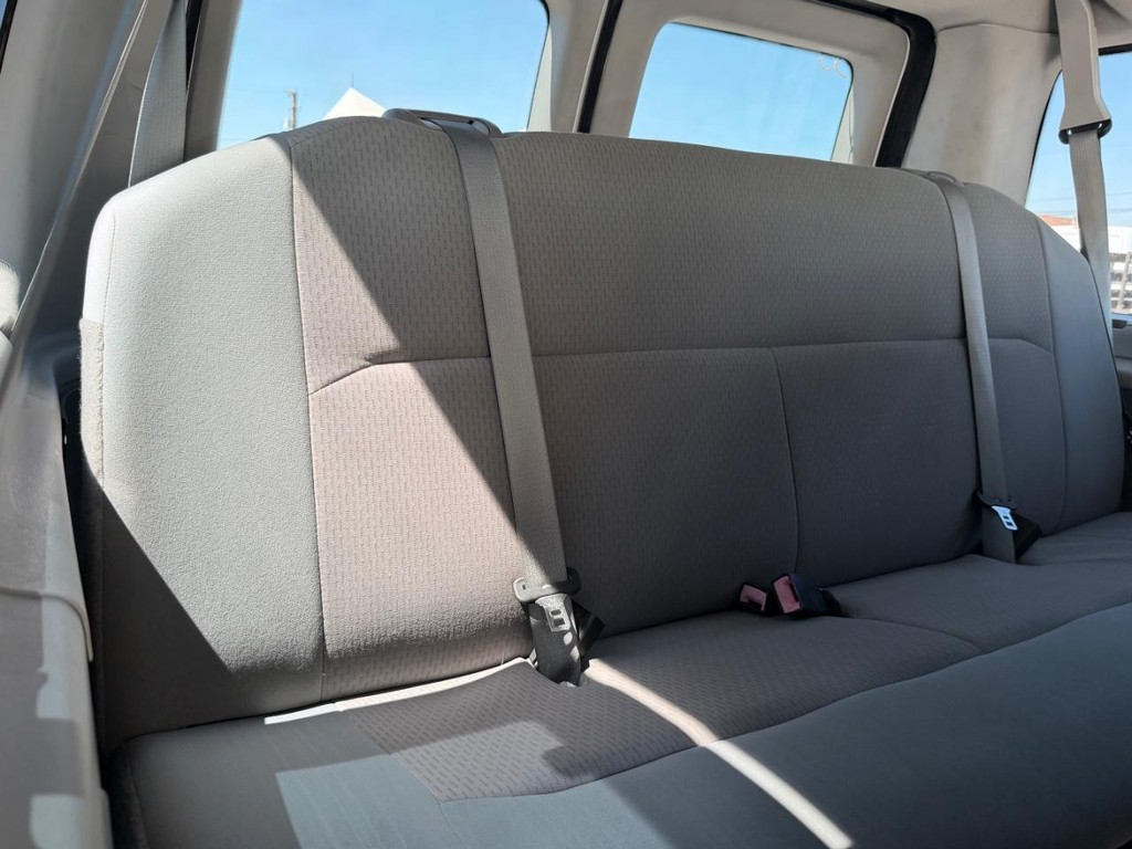 Ford E-350 XLT 12 Passenger Van Vehicle Full-screen Gallery Image 36