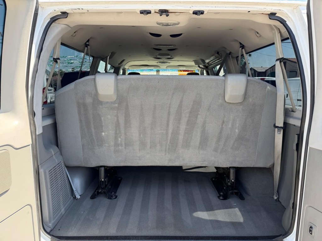 Ford E-350 XLT 12 Passenger Van Vehicle Full-screen Gallery Image 37