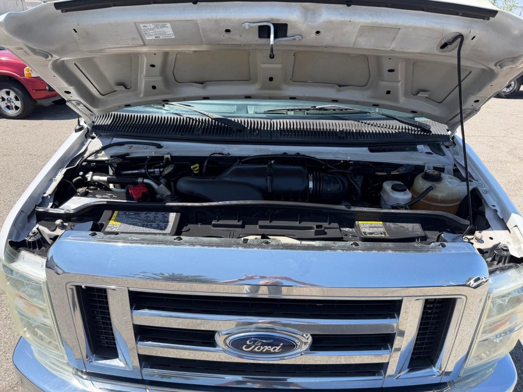 Ford E-350 XLT 12 Passenger Van Vehicle Full-screen Gallery Image 44