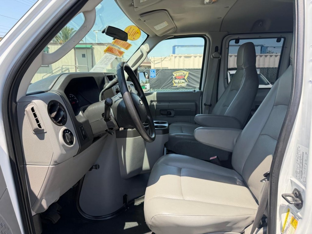 Ford E-150 8 Passenger Van Vehicle Full-screen Gallery Image 17