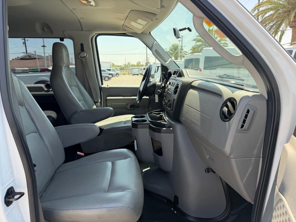 Ford E-150 8 Passenger Van Vehicle Full-screen Gallery Image 21
