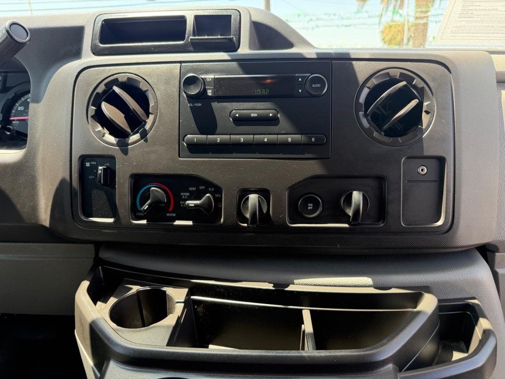 Ford E-150 8 Passenger Van Vehicle Full-screen Gallery Image 24