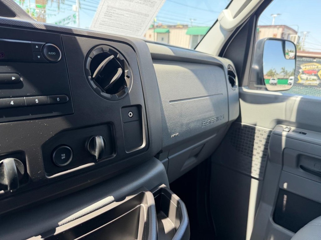 Ford E-150 8 Passenger Van Vehicle Full-screen Gallery Image 25