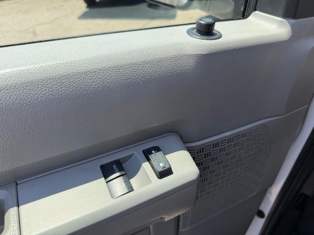 Ford E-150 8 Passenger Van Vehicle Full-screen Gallery Image 27