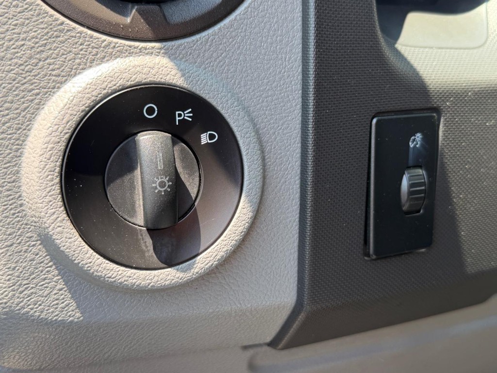Ford E-150 8 Passenger Van Vehicle Full-screen Gallery Image 28