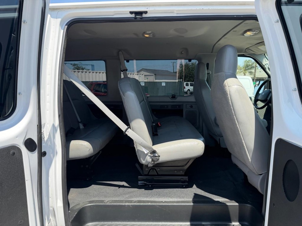 Ford E-150 8 Passenger Van Vehicle Full-screen Gallery Image 29