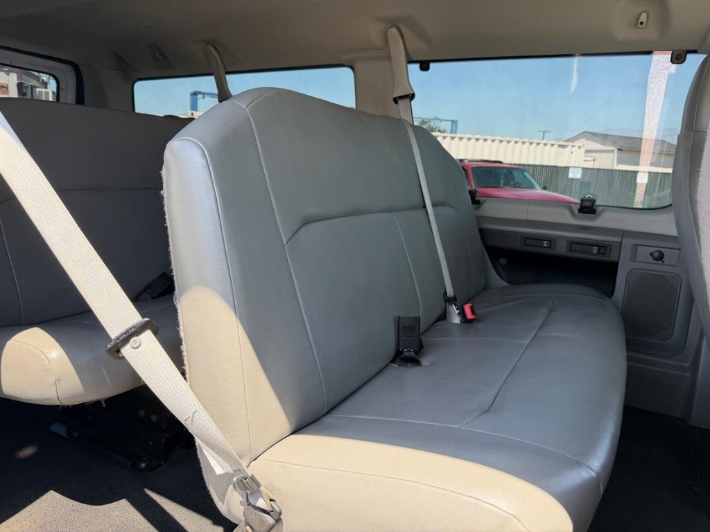 Ford E-150 8 Passenger Van Vehicle Full-screen Gallery Image 30