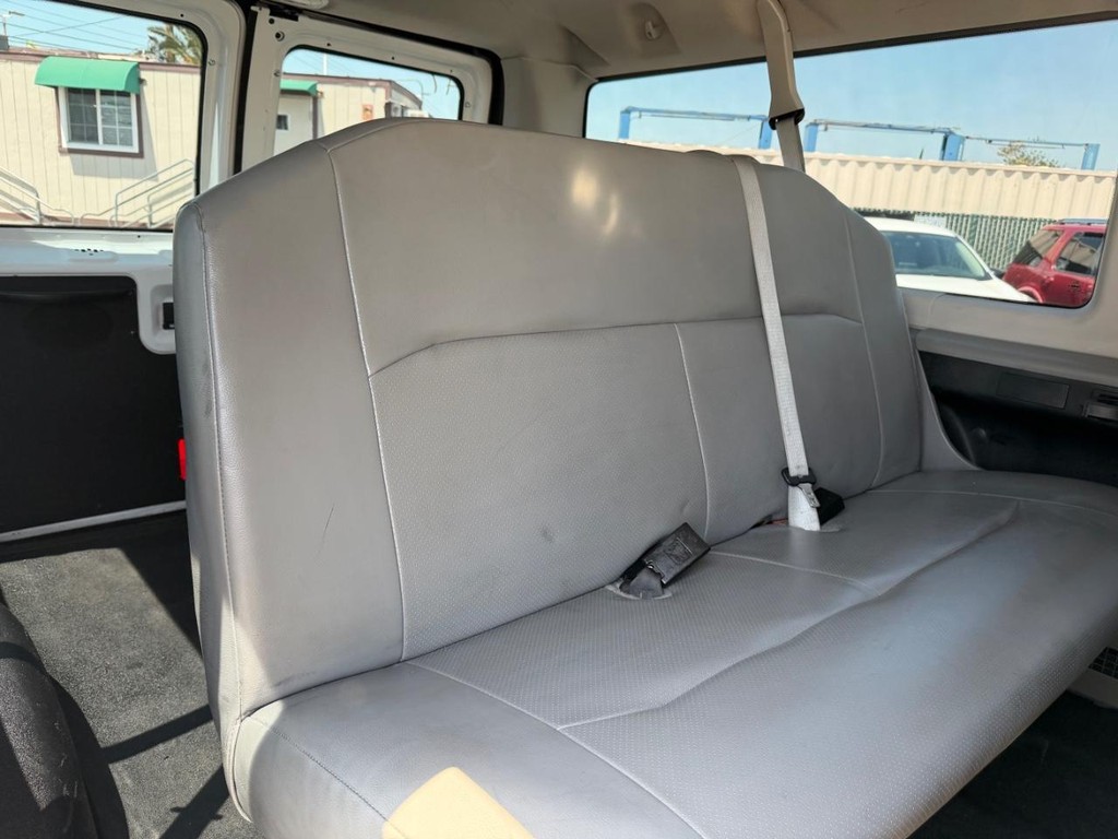 Ford E-150 8 Passenger Van Vehicle Full-screen Gallery Image 31