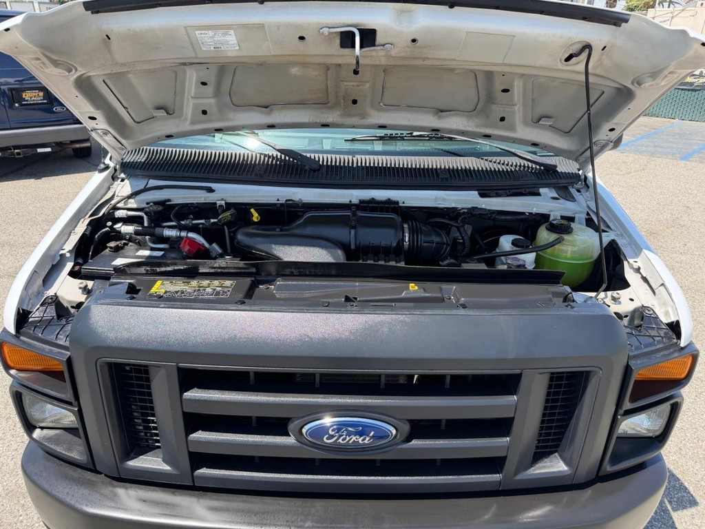 Ford E-150 8 Passenger Van Vehicle Full-screen Gallery Image 36