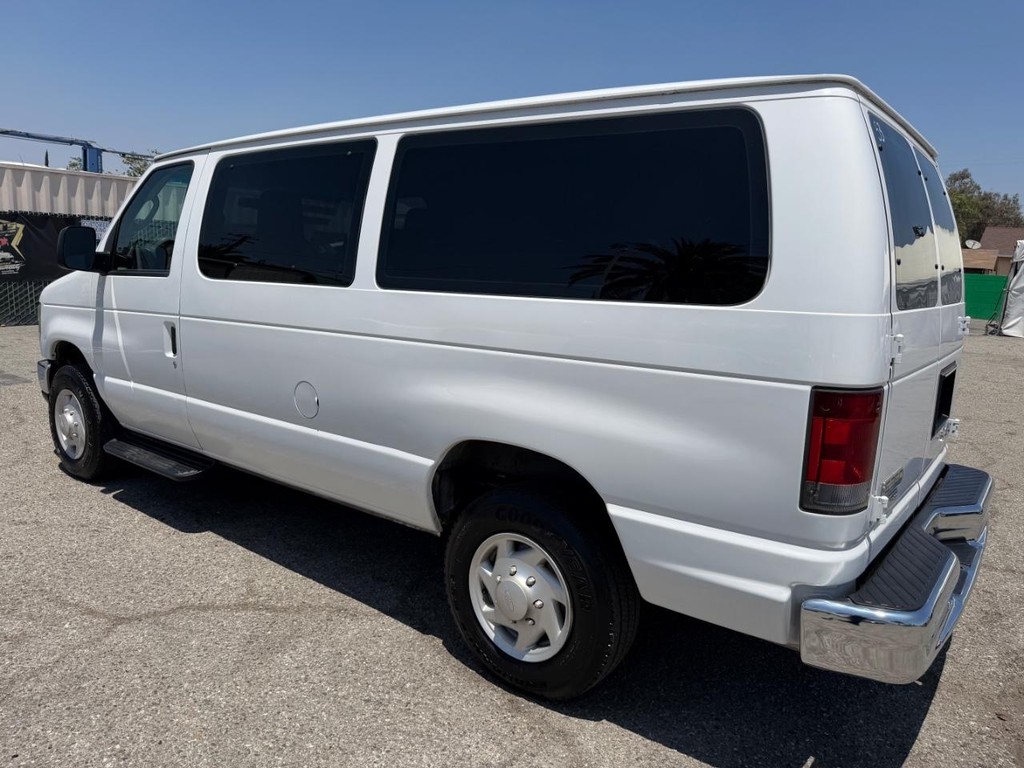 Ford E-350 XLT 12 Passenger Van Vehicle Full-screen Gallery Image 09