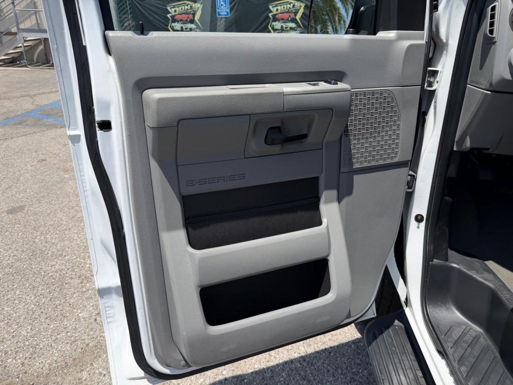 Ford E-350 XLT 12 Passenger Van Vehicle Full-screen Gallery Image 15