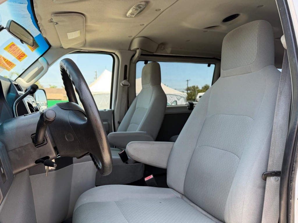 Ford E-350 XLT 12 Passenger Van Vehicle Full-screen Gallery Image 17