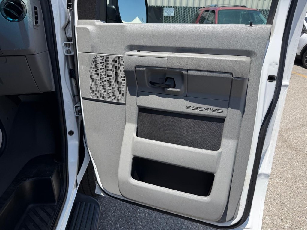 Ford E-350 XLT 12 Passenger Van Vehicle Full-screen Gallery Image 18