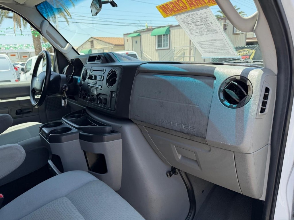Ford E-350 XLT 12 Passenger Van Vehicle Full-screen Gallery Image 19