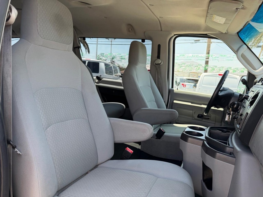 Ford E-350 XLT 12 Passenger Van Vehicle Full-screen Gallery Image 20