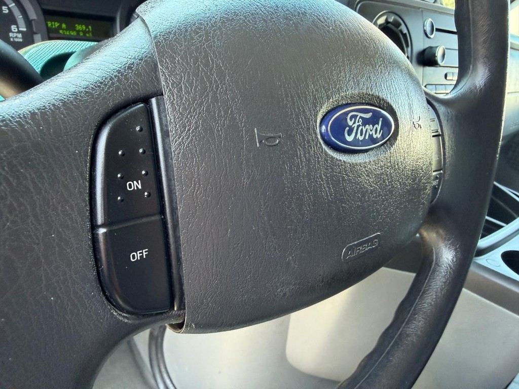 Ford E-350 XLT 12 Passenger Van Vehicle Full-screen Gallery Image 21