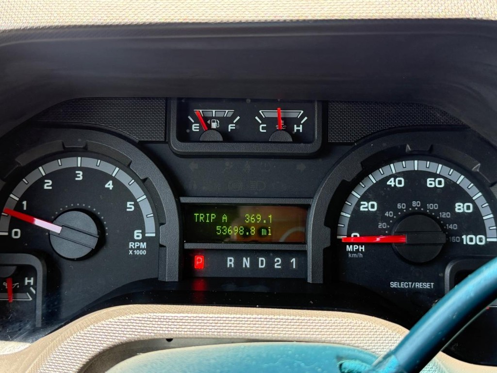 Ford E-350 XLT 12 Passenger Van Vehicle Full-screen Gallery Image 23