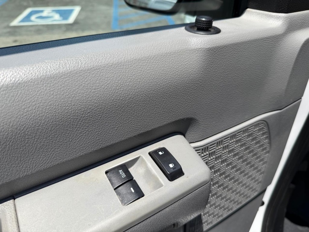 Ford E-350 XLT 12 Passenger Van Vehicle Full-screen Gallery Image 25