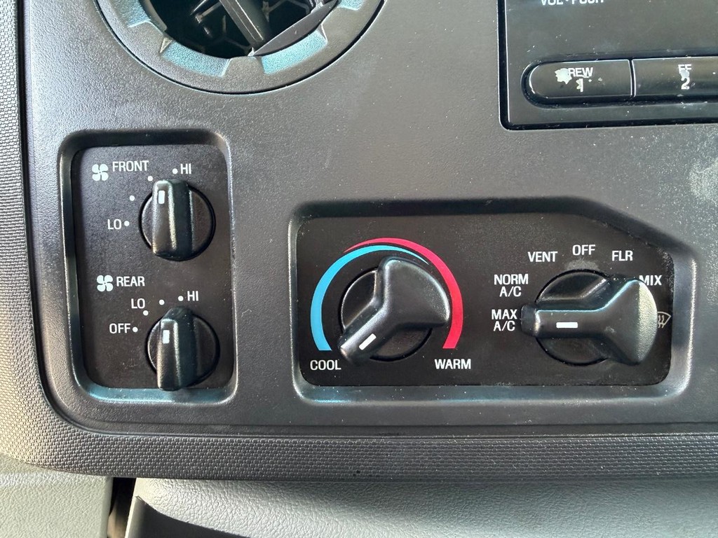Ford E-350 XLT 12 Passenger Van Vehicle Full-screen Gallery Image 26
