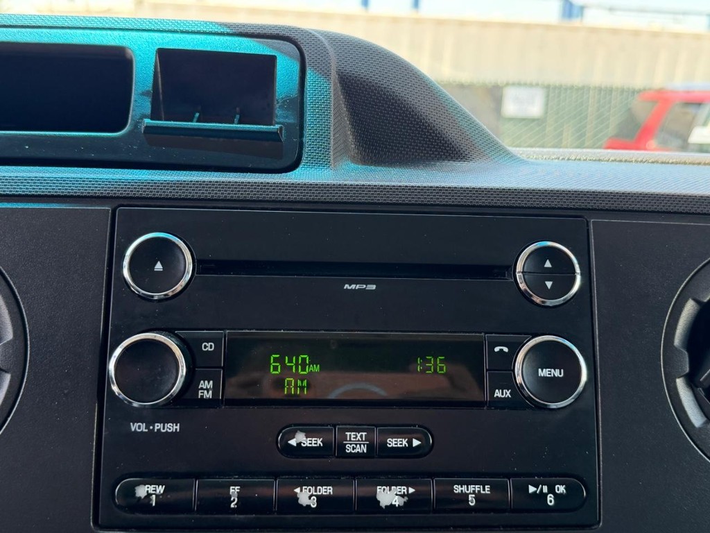 Ford E-350 XLT 12 Passenger Van Vehicle Full-screen Gallery Image 27