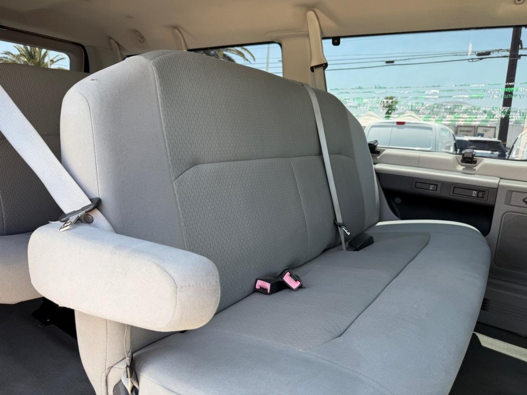 Ford E-350 XLT 12 Passenger Van Vehicle Full-screen Gallery Image 28