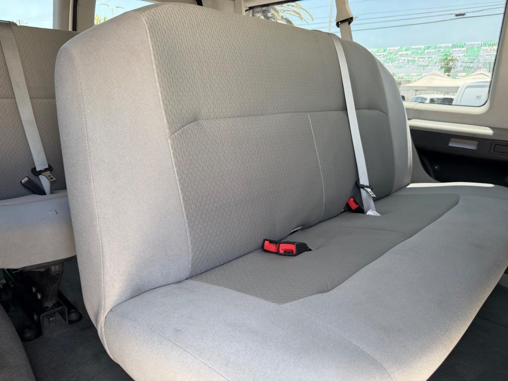 Ford E-350 XLT 12 Passenger Van Vehicle Full-screen Gallery Image 29