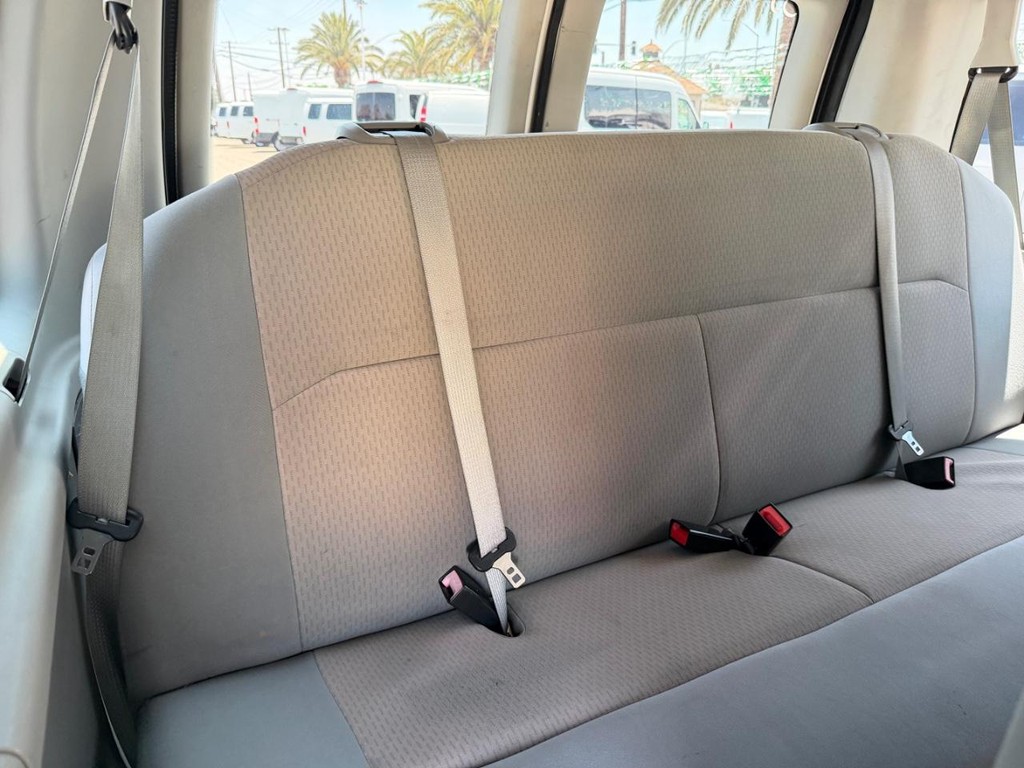 Ford E-350 XLT 12 Passenger Van Vehicle Full-screen Gallery Image 30