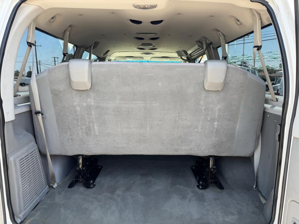 Ford E-350 XLT 12 Passenger Van Vehicle Full-screen Gallery Image 31