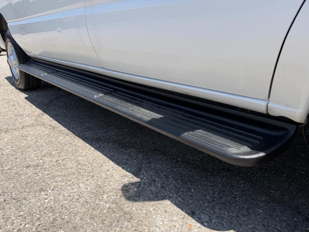 Ford E-350 XLT 12 Passenger Van Vehicle Full-screen Gallery Image 35