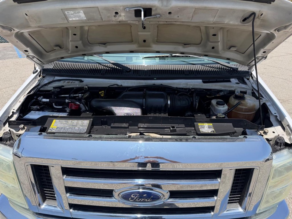 Ford E-350 XLT 12 Passenger Van Vehicle Full-screen Gallery Image 40