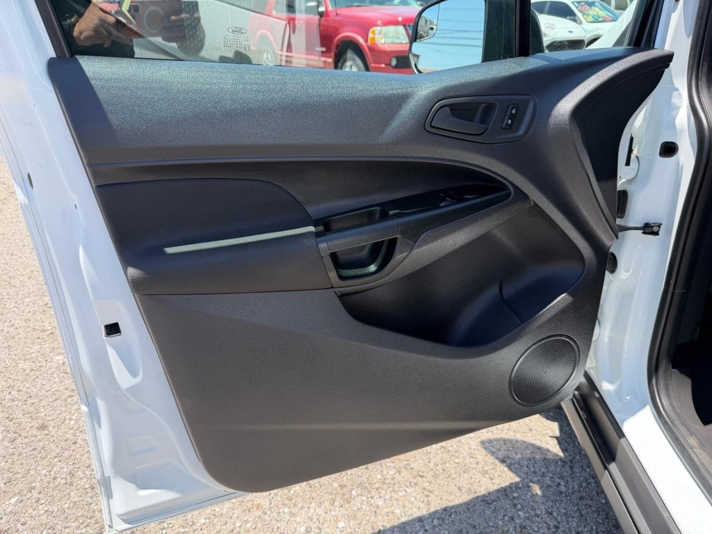 Ford Transit Connect Vehicle Full-screen Gallery Image 23