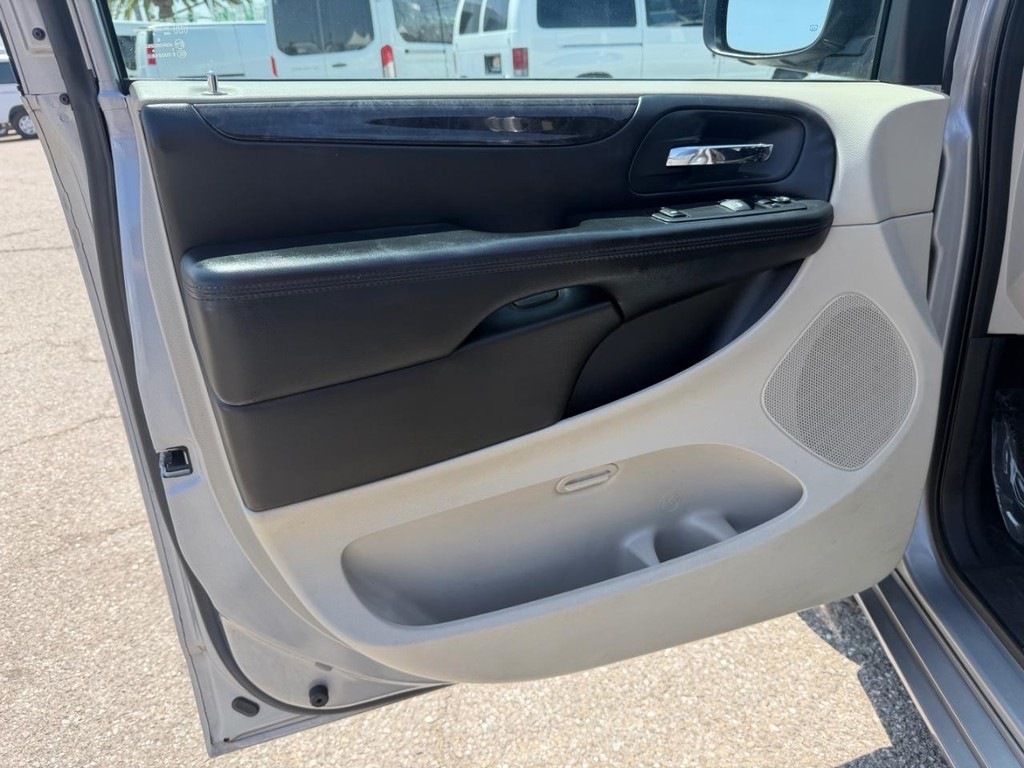 Dodge Grand Caravan Vehicle Full-screen Gallery Image 15