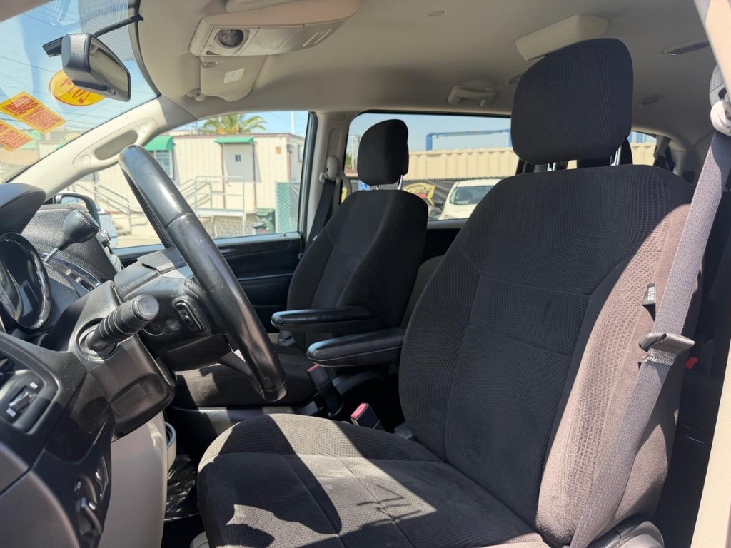 Dodge Grand Caravan Vehicle Full-screen Gallery Image 18