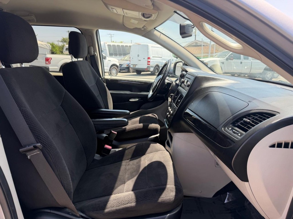 Dodge Grand Caravan Vehicle Full-screen Gallery Image 21