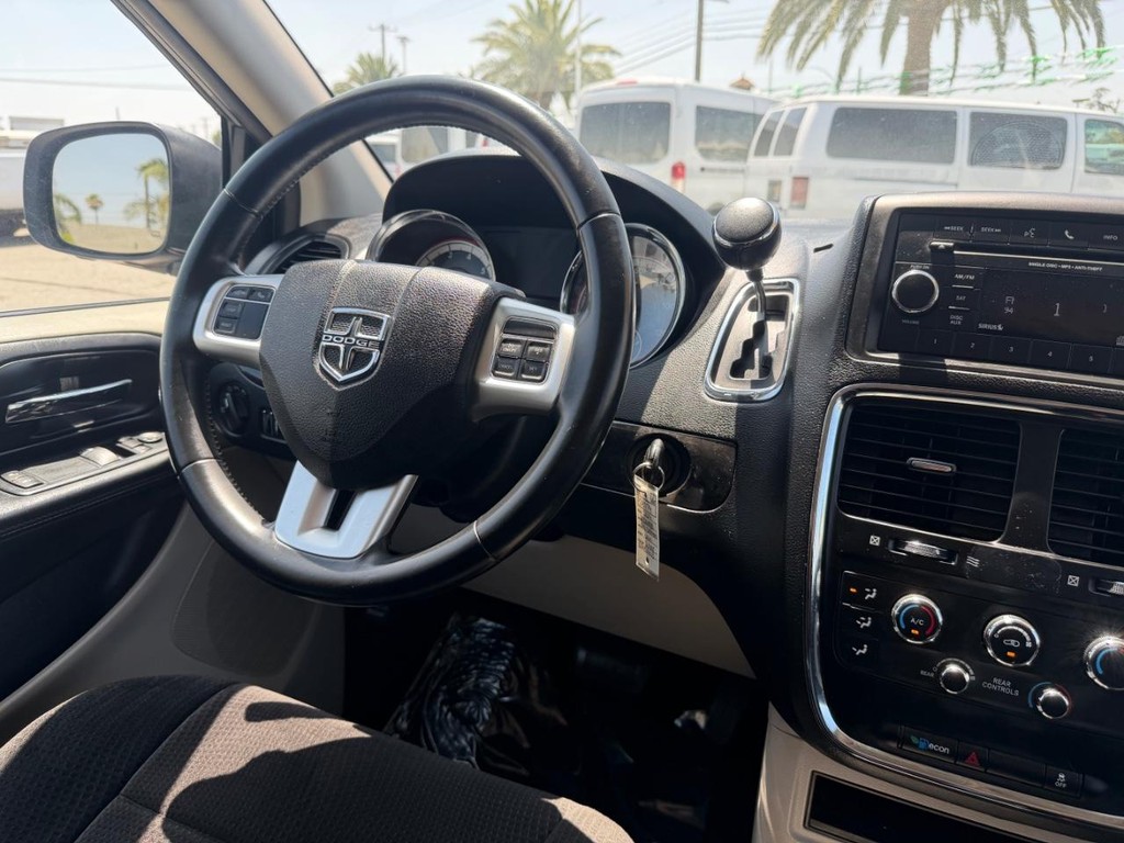 Dodge Grand Caravan Vehicle Full-screen Gallery Image 24