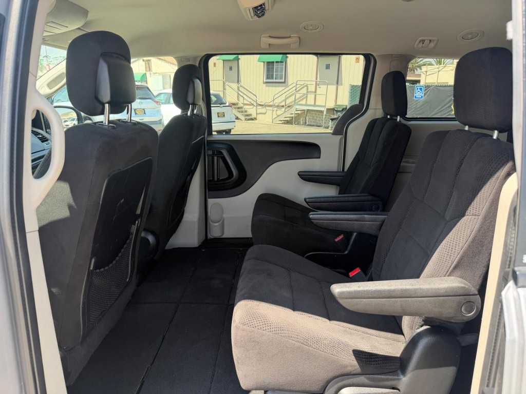 Dodge Grand Caravan Vehicle Full-screen Gallery Image 36
