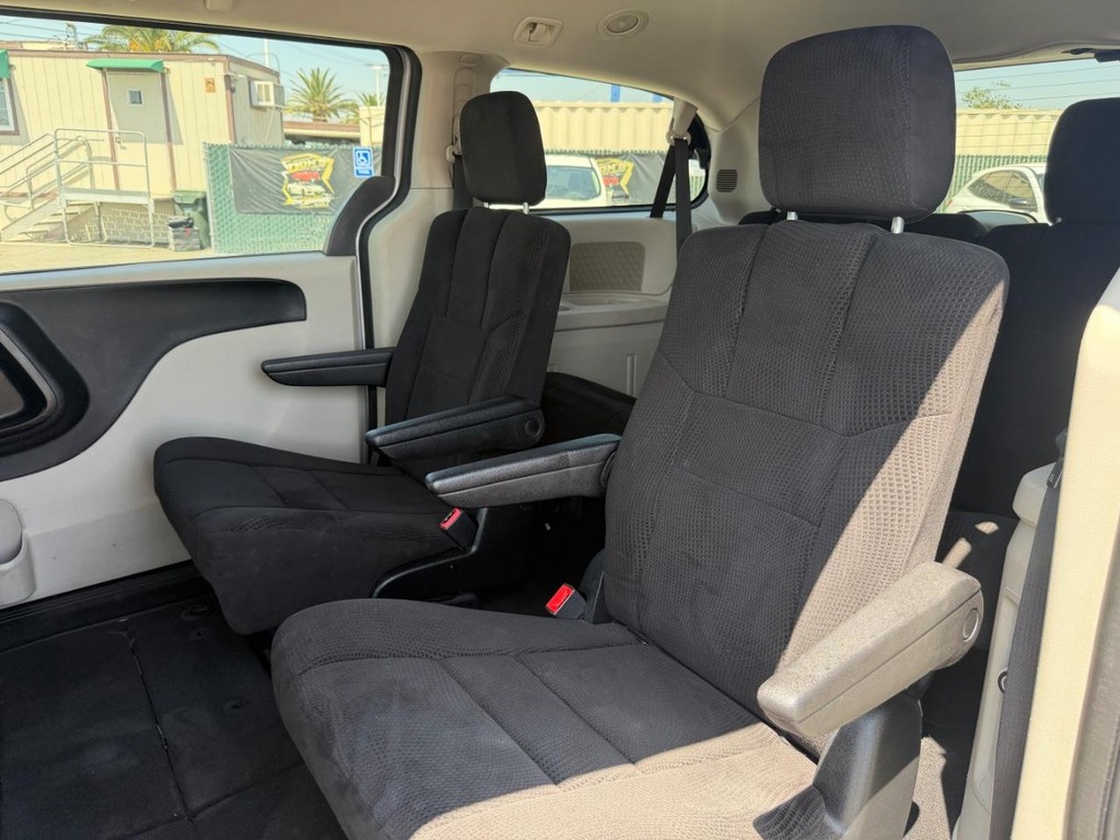 Dodge Grand Caravan Vehicle Full-screen Gallery Image 37
