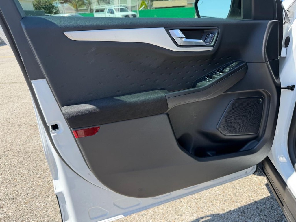 Ford Escape Vehicle Full-screen Gallery Image 15