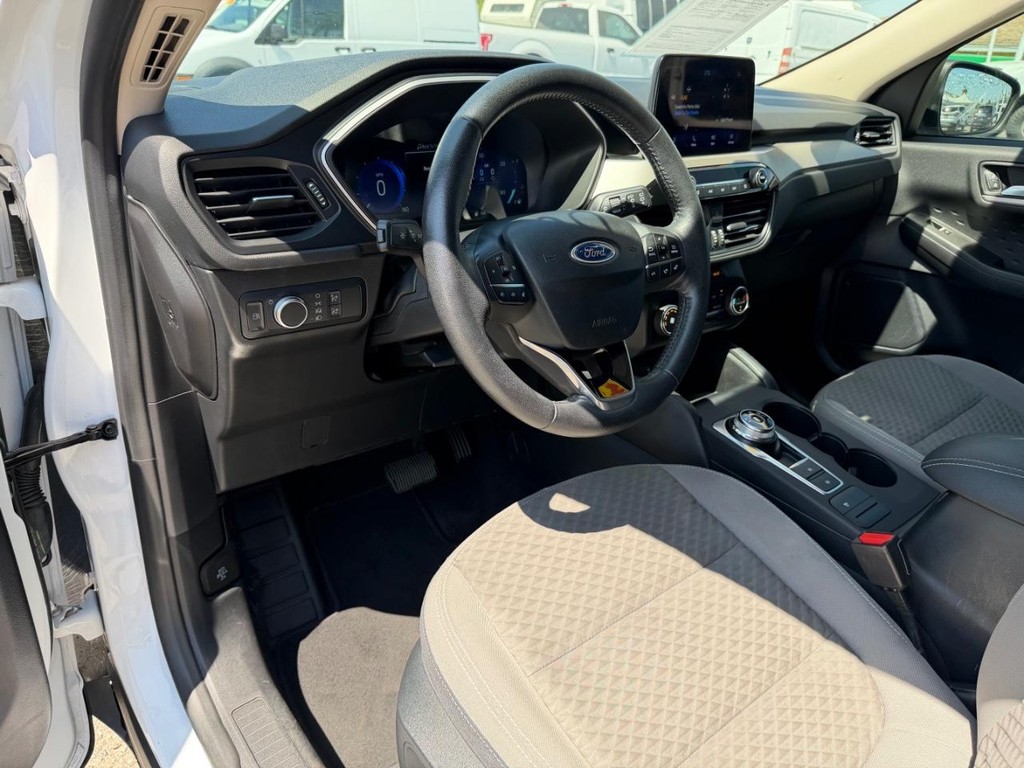Ford Escape Vehicle Full-screen Gallery Image 16