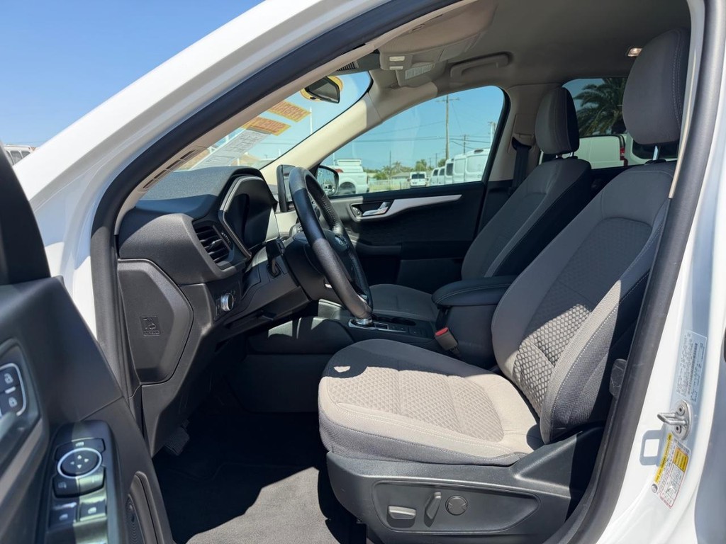 Ford Escape Vehicle Full-screen Gallery Image 17