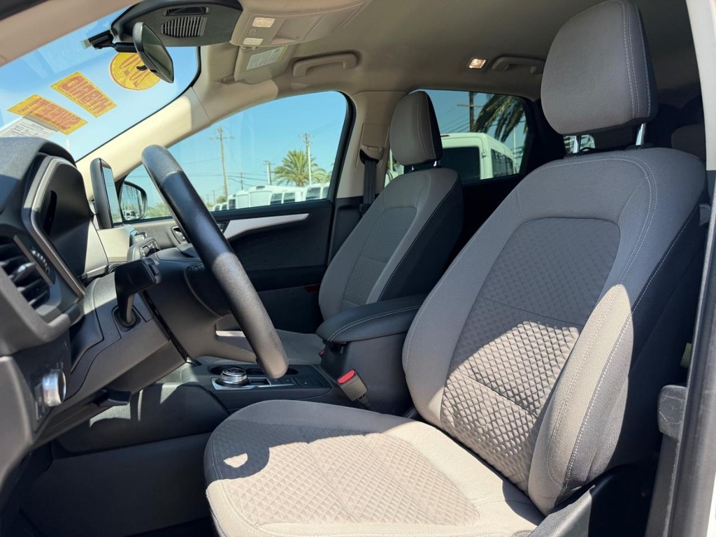 Ford Escape Vehicle Full-screen Gallery Image 18