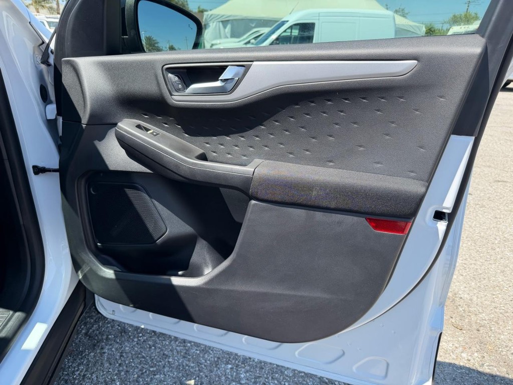 Ford Escape Vehicle Full-screen Gallery Image 19