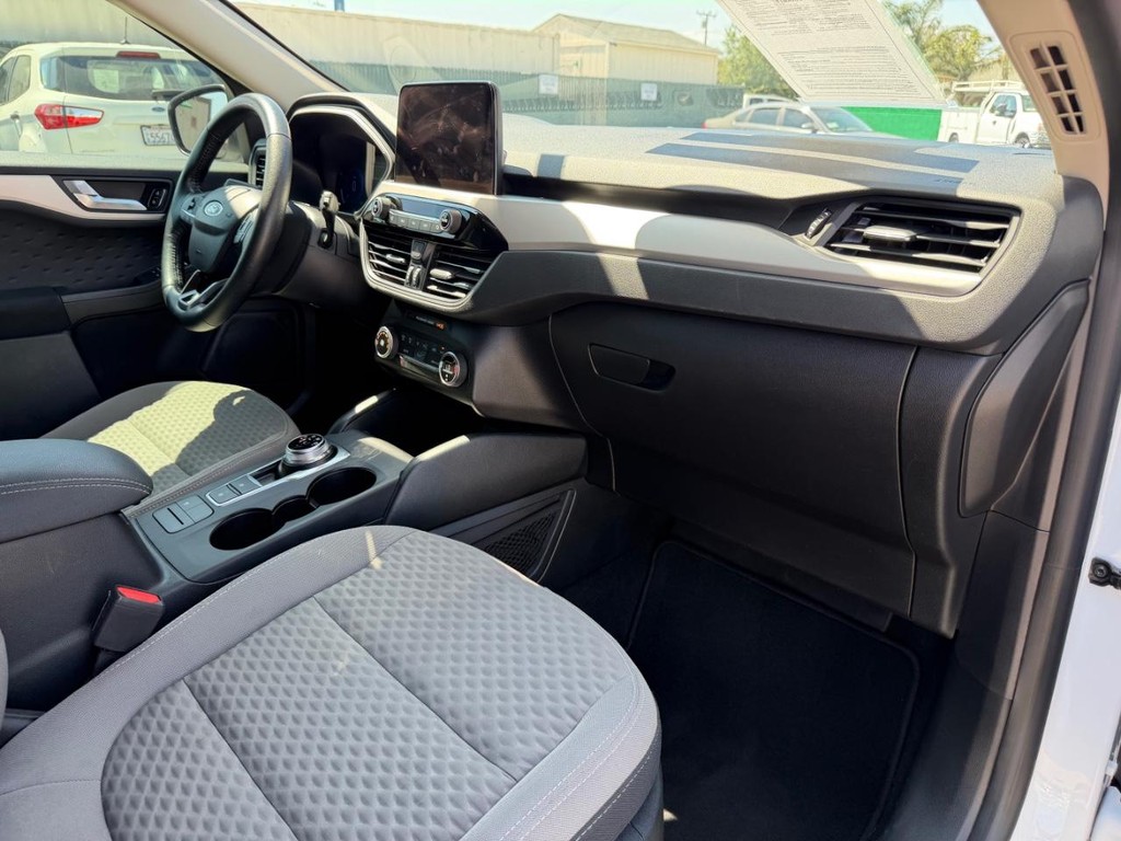 Ford Escape Vehicle Full-screen Gallery Image 20