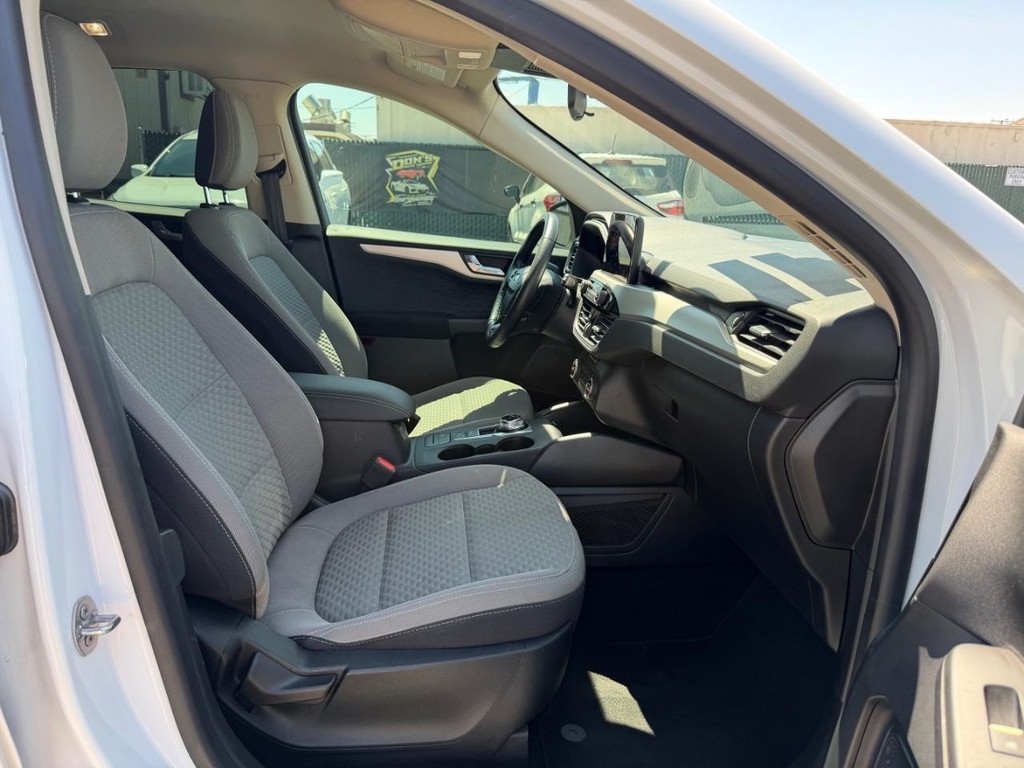 Ford Escape Vehicle Full-screen Gallery Image 21