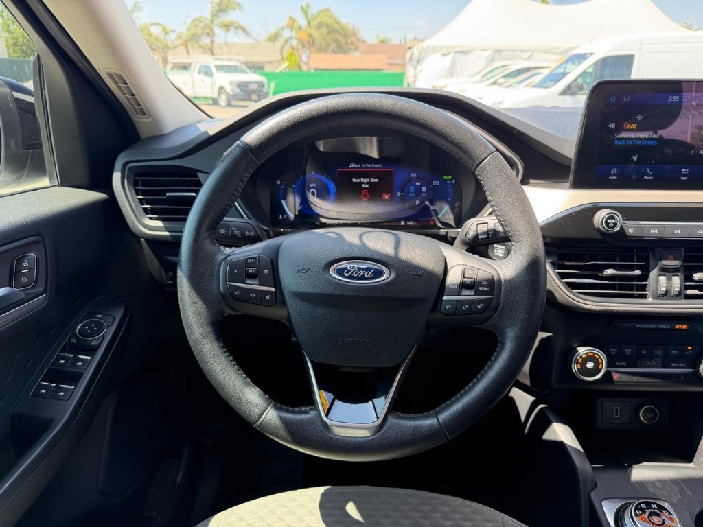 Ford Escape Vehicle Full-screen Gallery Image 27