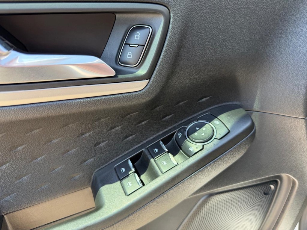 Ford Escape Vehicle Full-screen Gallery Image 30