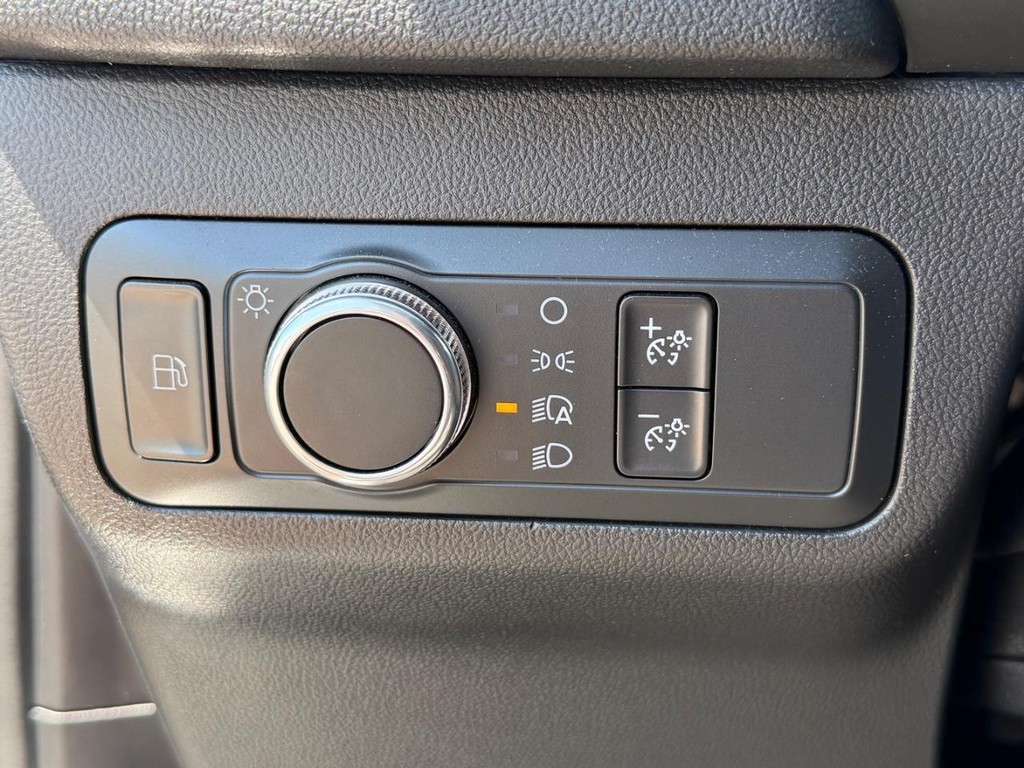 Ford Escape Vehicle Full-screen Gallery Image 31