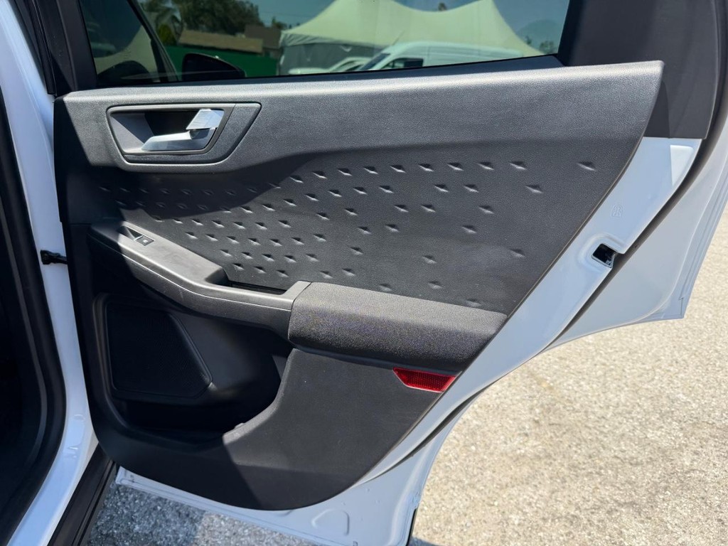 Ford Escape Vehicle Full-screen Gallery Image 35