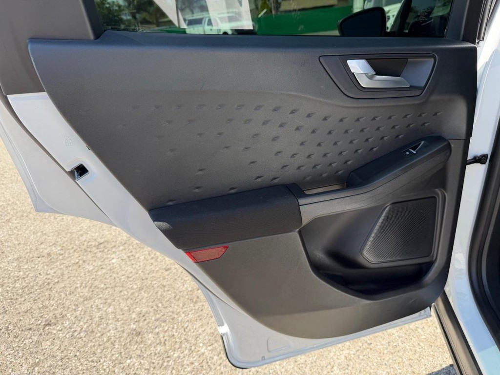 Ford Escape Vehicle Full-screen Gallery Image 37