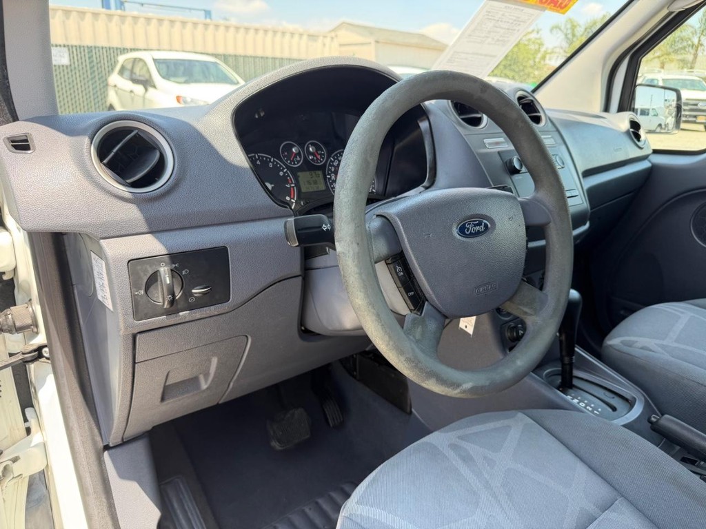 Ford Transit Connect Vehicle Full-screen Gallery Image 30